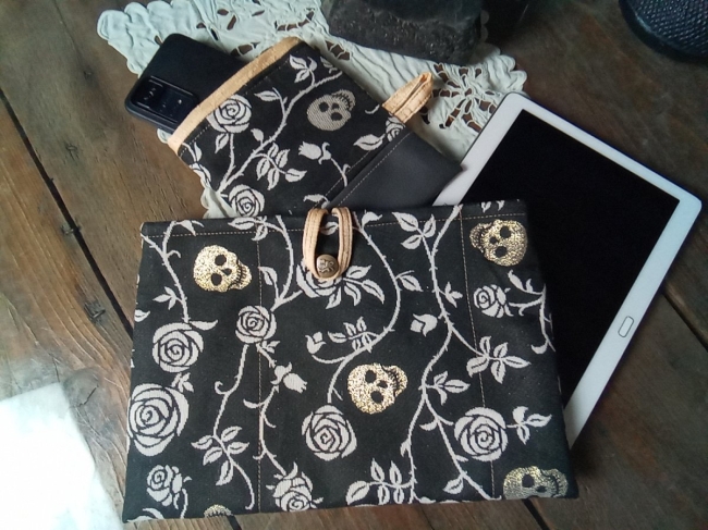 ensemble housse tablette et son étui pour smartphone imprimé tete de mort
